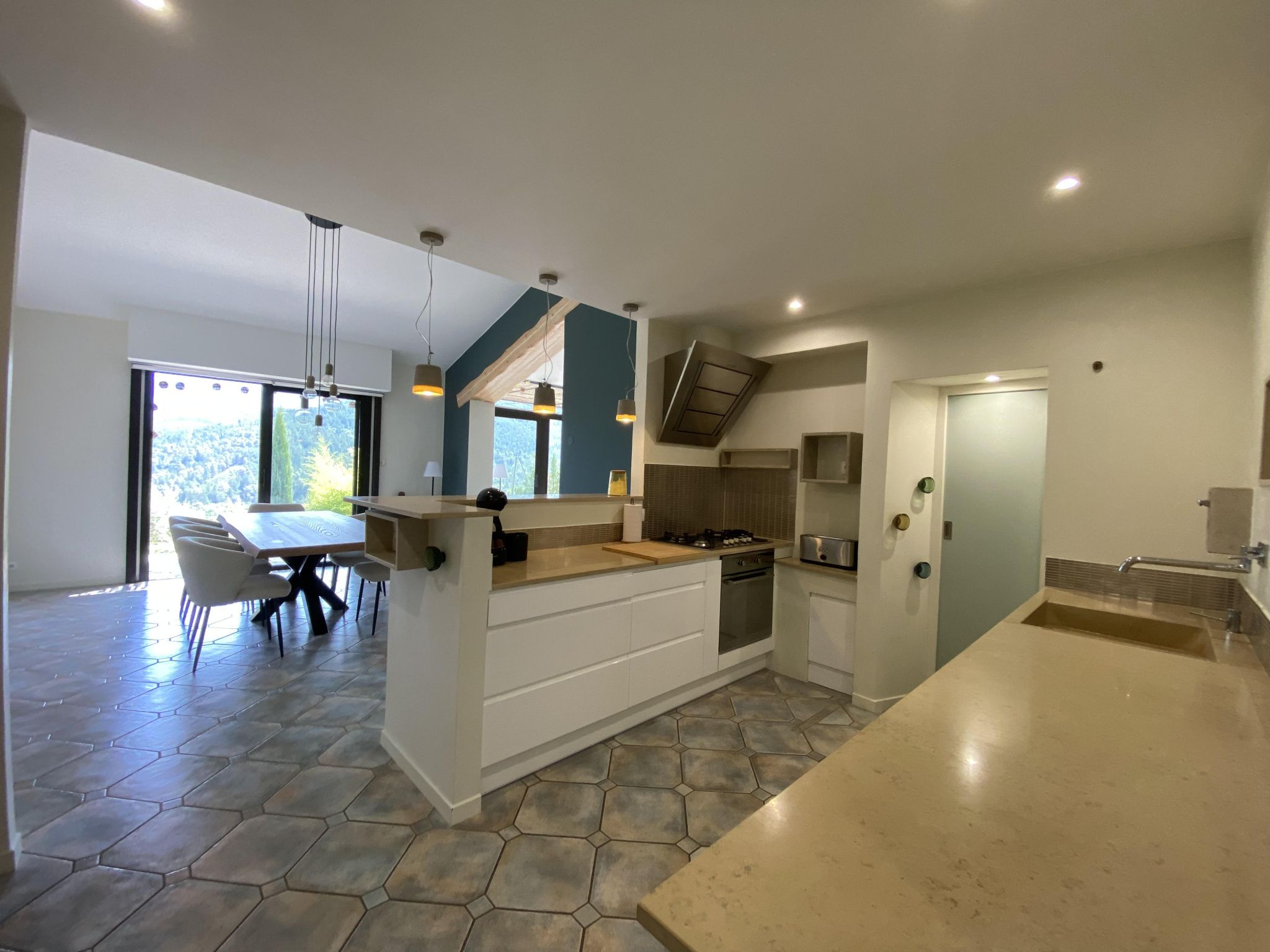 Séjour cathédrale & cuisine